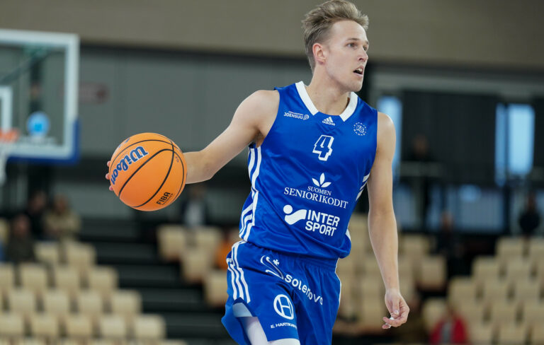 Tuomas Hirvoselle 600 onnistunutta kolmen pisteen heittoa täyteen