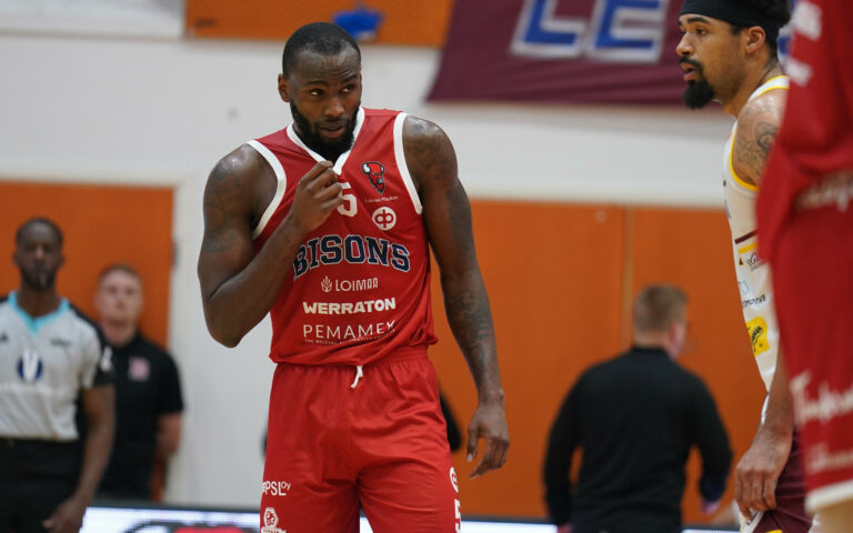 Bisonsin viime sekunnin kori pelasti joukkueen sarjapaikan – Kobrat lunasti lipun playoffeihin