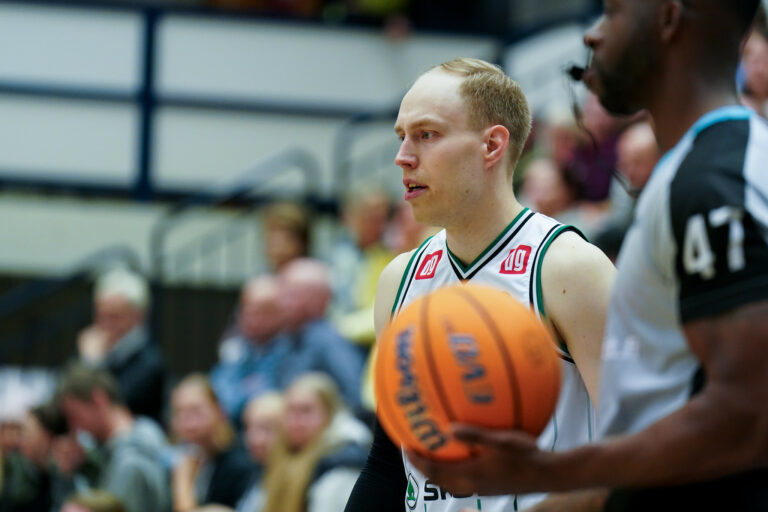 Topias Kuukkanen ja Lahti Basketball sopimukseen