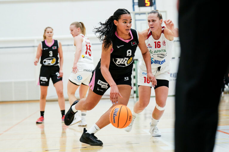 Nicole Ogun ja Tiia Talonen edustivat Suomea Basketball Without Borders -leirillä