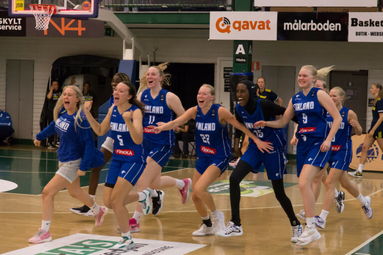 Suomen 18-vuotiaiden tyttöjen ja poikien maajoukkueet juhlivat Pohjoismaiden mestaruutta Södertäljessä