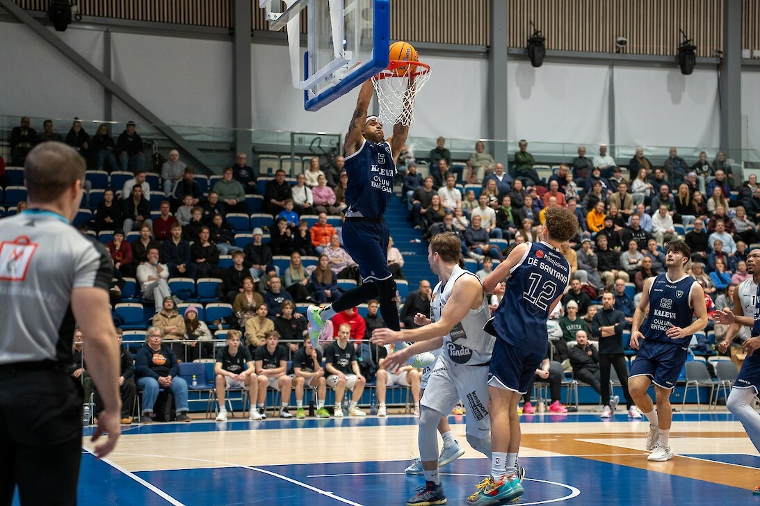 Shawn Hopkins ja ACO Basket virittelevät kaikkien aikojen koriskevättä Oulussa. Kuva: Iitu Lehtonen