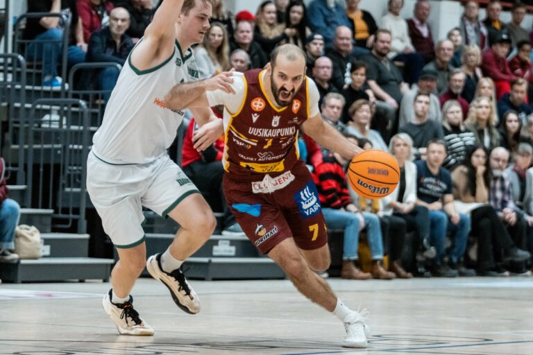Vaikeuksia kokenut Korihait kovaan voittoon – Korisliiga palasi tauolta neljällä ottelulla!