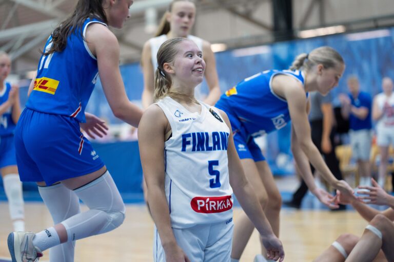 Suomen 16-vuotiaille tytöille käsittämätön 49 pisteen kotivoitto Kroatiasta Susi Training Centerissä