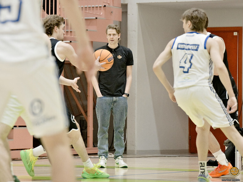 Arttu Peltola on valmentanut PeU-Basketin vahvaan lentoon. Kuva: Markus Moisio