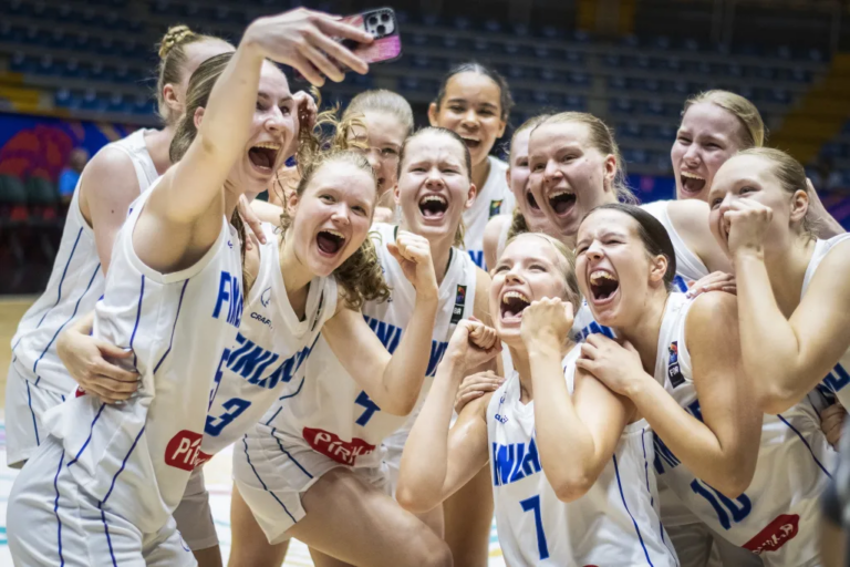 Suomen 17-vuotiaat tytöt kirjoittivat jälleen historiaa MM-kisoissa! Sudenpennut kahdeksan parhaan joukkoon Uusi-Seelanti-voitolla