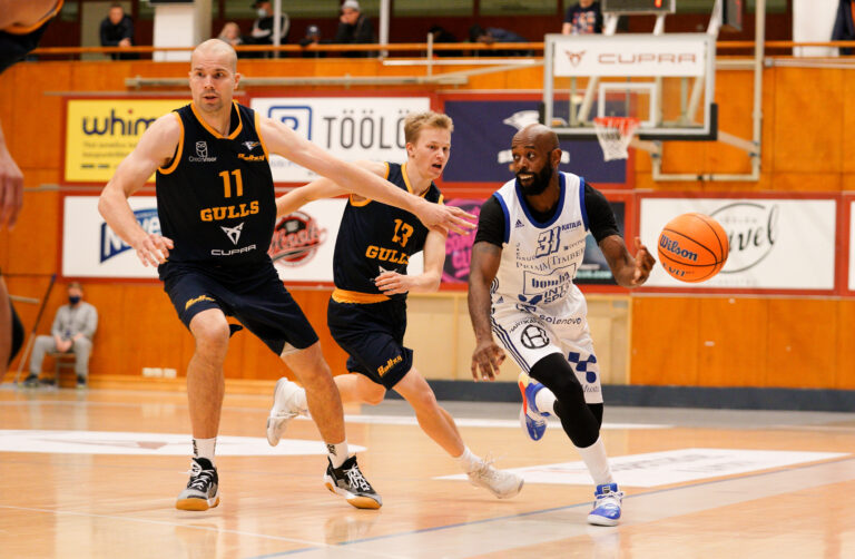 Tuukka Kotti elämänsä pelivireessä – Korisliiga-ottelut päättyivät sarjajohtajien voittoihin