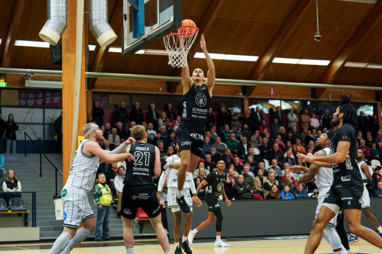 Joel Mäntysen väkevä tilastorivi auttoi Kouvot voittoon – Lahden Erik Sajantilalla historiallinen pisteilta