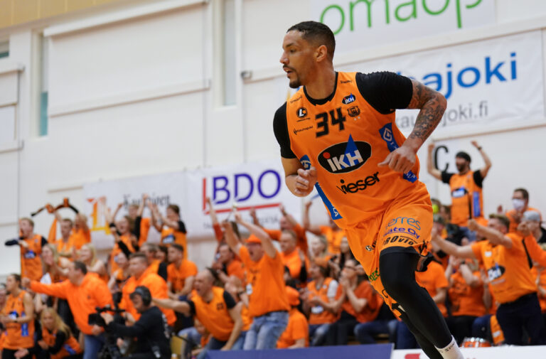 Vihdoin tasaväkinen vääntö – kolmas Korisliiga-finaali ratkesi epäonnistuneeseen voittoheittoon