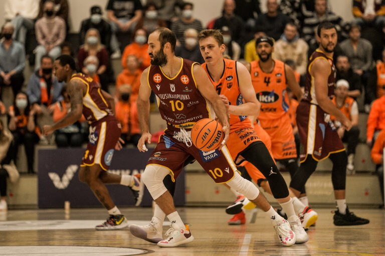 Korisliiga käynnistyi rytinällä – paluumuuttaja Kantonen johti Kauhajoen sensaatioesitykseen