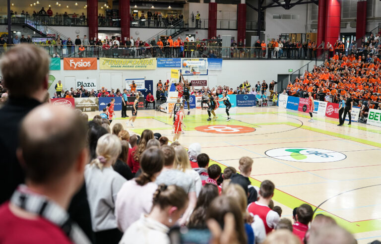 Korisliiga-finaalit: Roope Ahonen sytytti Vilppaan, mutta Cameron Jones ilmoitti, että ei käy