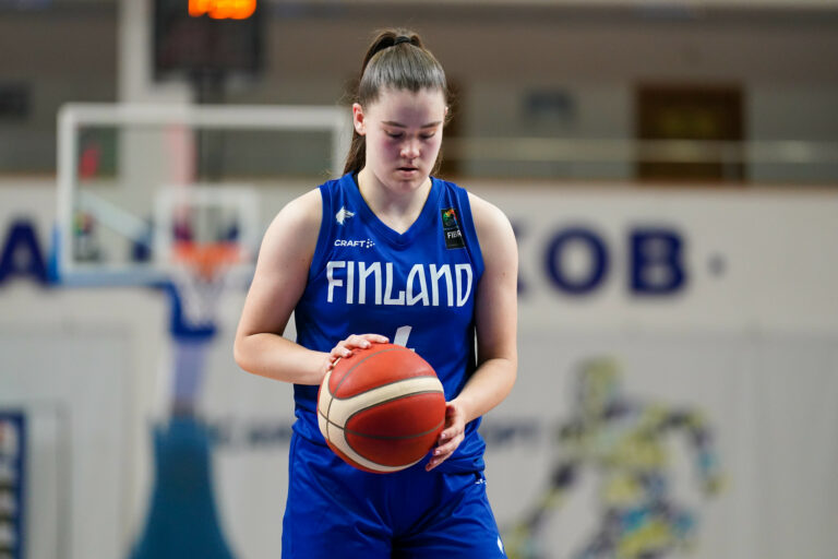 Elina Aarnisalo ja Anissa Pounds heittivät kovat pisteet voitoissa