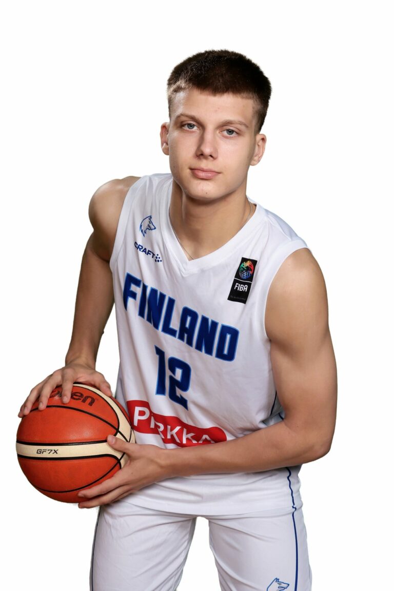 Suomen 18-vuotiaiden poikien maajoukkueella tasainen peli Ruotsia vastaan PM-kisoissa
