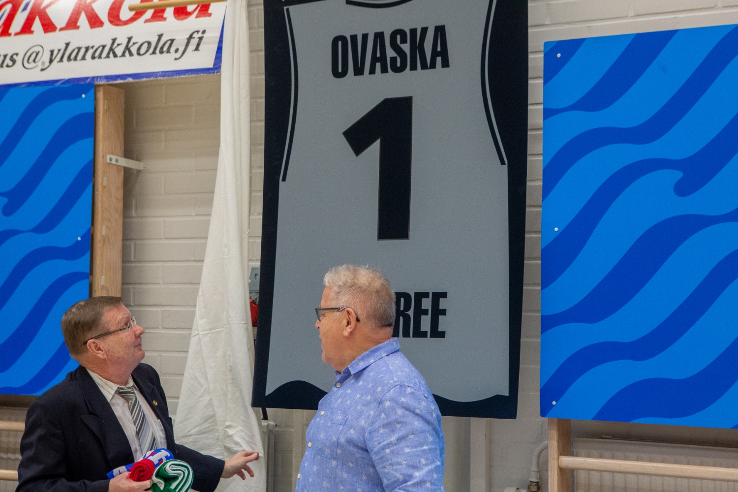 Jorma Ovaska (vas) ihastelemassa suosionosoitustaan. Kuva: Kai Kilappa