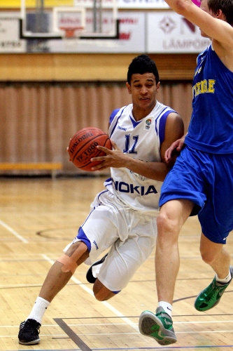 Serbia jyräsi 20-vuotiaat miehet korin alla