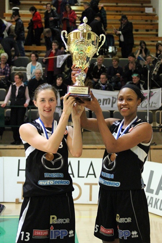 Catz kiihdytyskaistalta Huiman ohi naisten Cup-finaalissa