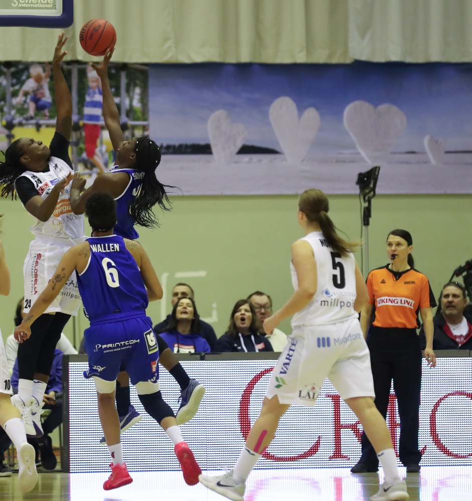 Karolina Andersson viheltää naisten universiadeissa sekä ottaa vetovastuulleen Sloveniassa pidettävän FIBA Summitin erotuomarikoulutuksen.