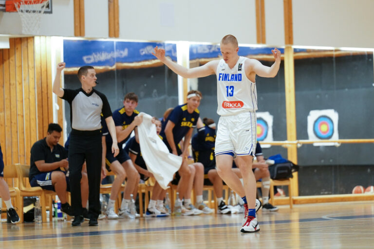 Max Besselink saalistamassa kovaa päänahkaa