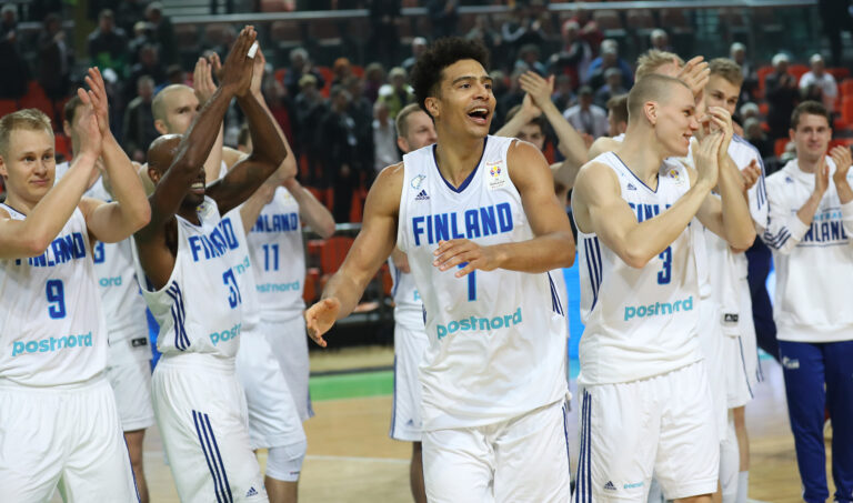 Susijengi kohosi kanveesista voittoon Zenicassa, taistelu MM-kisapaikasta jatkuu