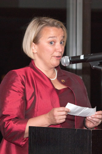 Koripalloliitto myönsi kultaisia ansiomerkkejä, saajien joukossa mm. oikeusministeri Brax