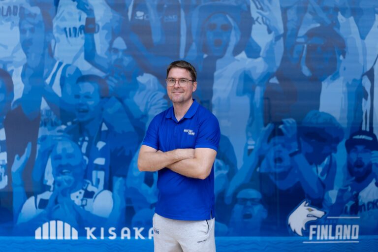 Ari Mikkola on Koripalloliiton ensimmäinen ammattierotuomari