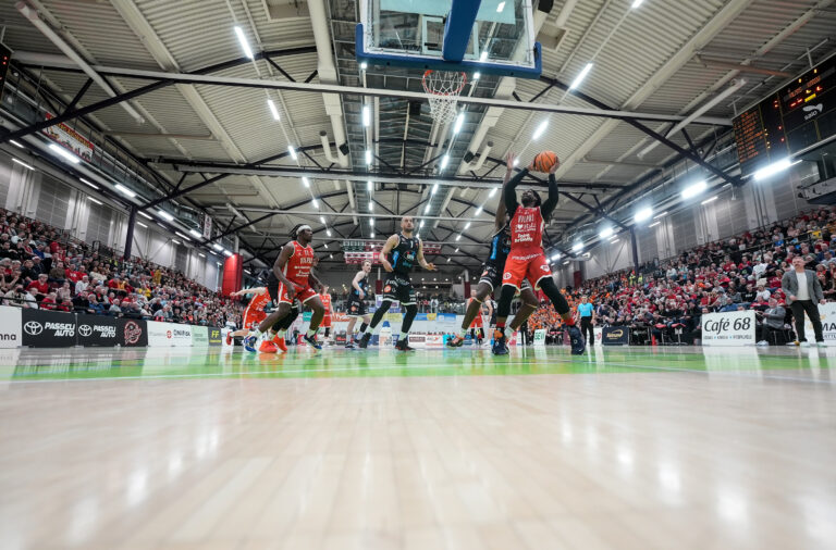 Vilpas tuli otteluun täysin uudella varmuudella – Korisliiga-finaalit tasan