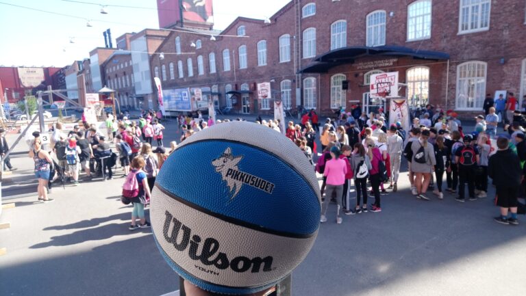 Katukoriksen riemua Porin Pirkka Street Basketissa