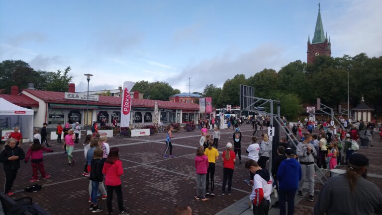 500 koululaista mukana Uudenkaupungin Pirkka Street Basketissa