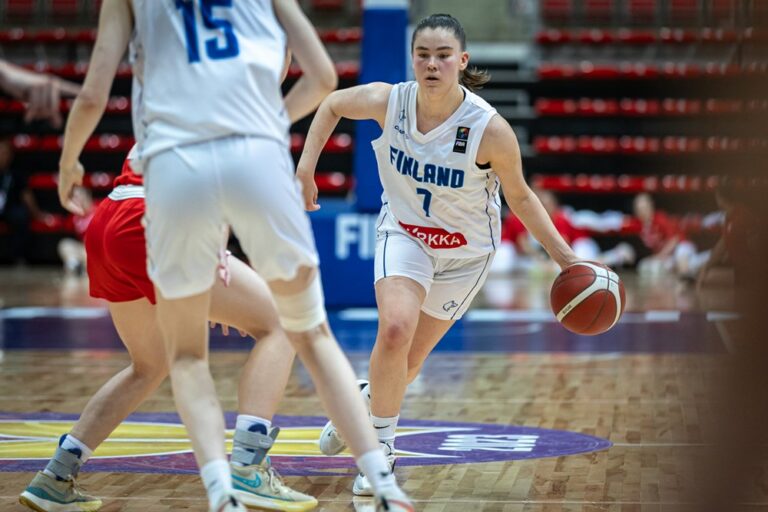 Suomen 18-vuotiaat tytöt avasivat voittotilinsä EM-kisoissa Tshekkiä vastaan – Elina Aarnisalo tulessa 31 pisteellä