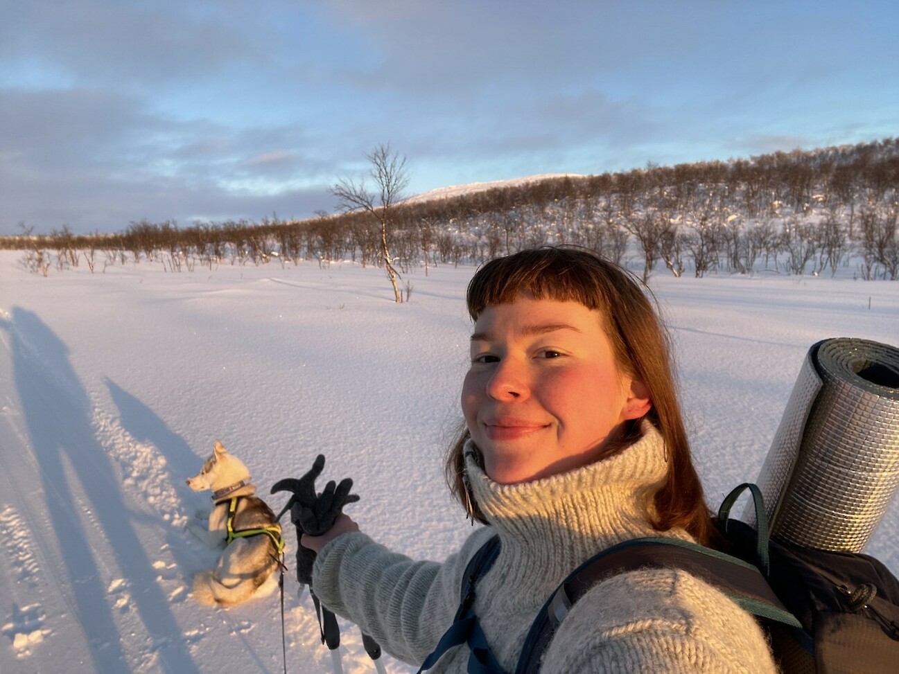 Elle Sumelius vetää koripallokerhoa Karigasniemellä.