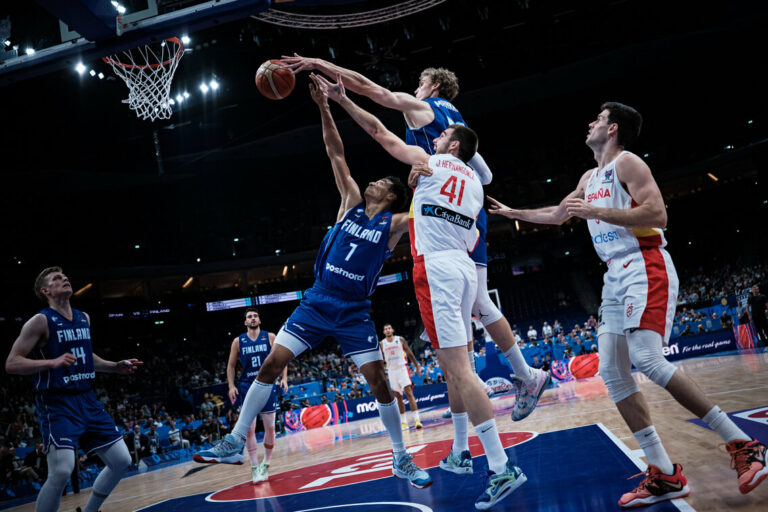 Susijengi kynnen päässä mitalipelipaikasta, Espanja kiilasi rutiinilla ohi