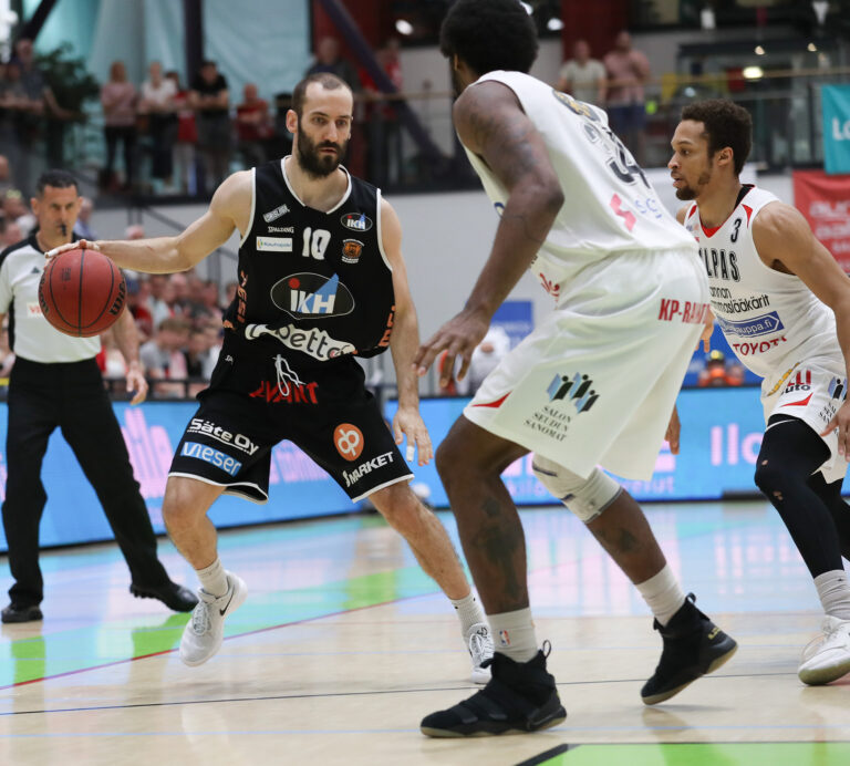 Karhu Basket ryöväsi kotiedun itselleen