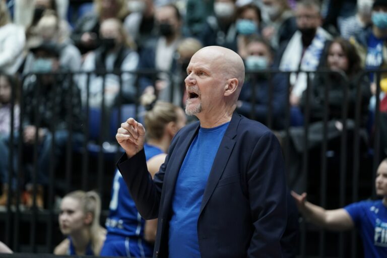 Pekka Salminen Islannin naisten maajoukkueen päävalmentajaksi
