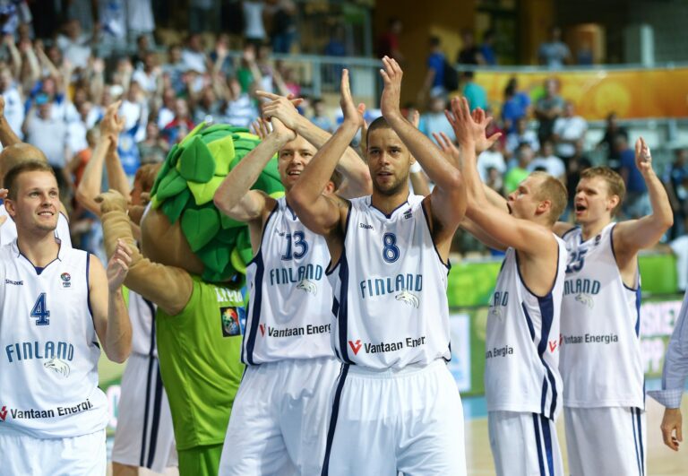 Susijengi 500. miesten maaotteluvoiton kynnyksellä – katsaus rajapyykkeihin kautta historian