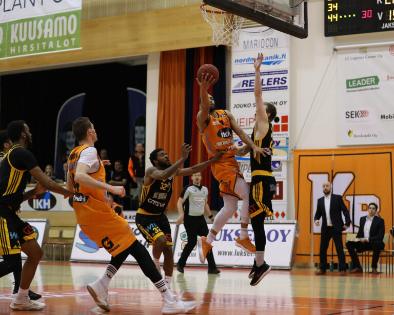 Rene Rougeau vei Karhu Basketin Korisliigan finaaleihin