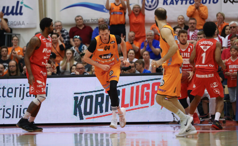Karhu Basketille seuran ensimmäinen mestaruus: ”Olen todella iloinen fanien puolesta”