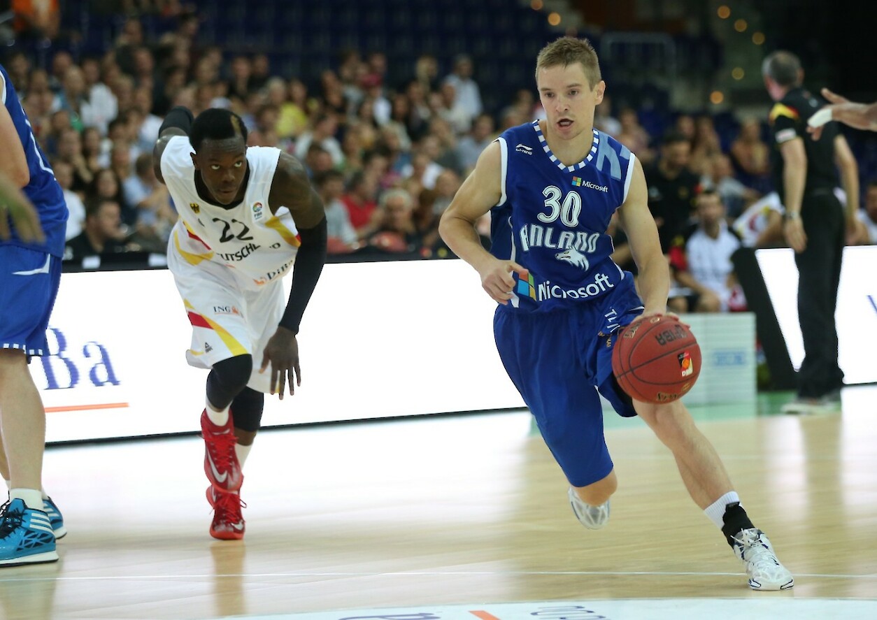 Ei pysynyt Dennis Schröderkään Antero Lehdon perässä. Kuva: Ville Vuorinen