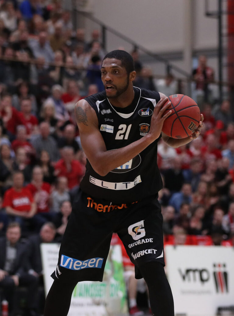 Devonne Giles Pyrinnön paitaan