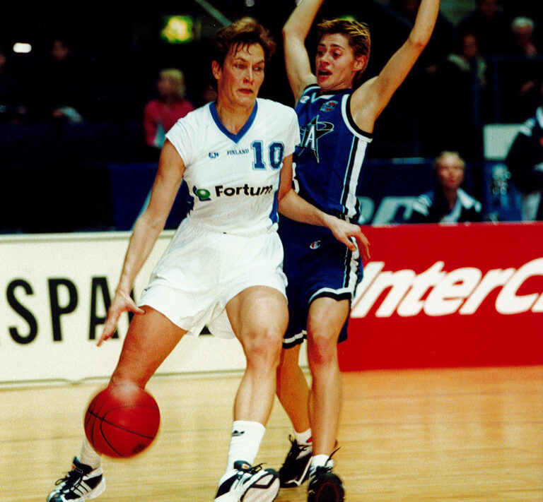 Lea Hakala nimettiin suomalaisen urheilun Hall of Fameen