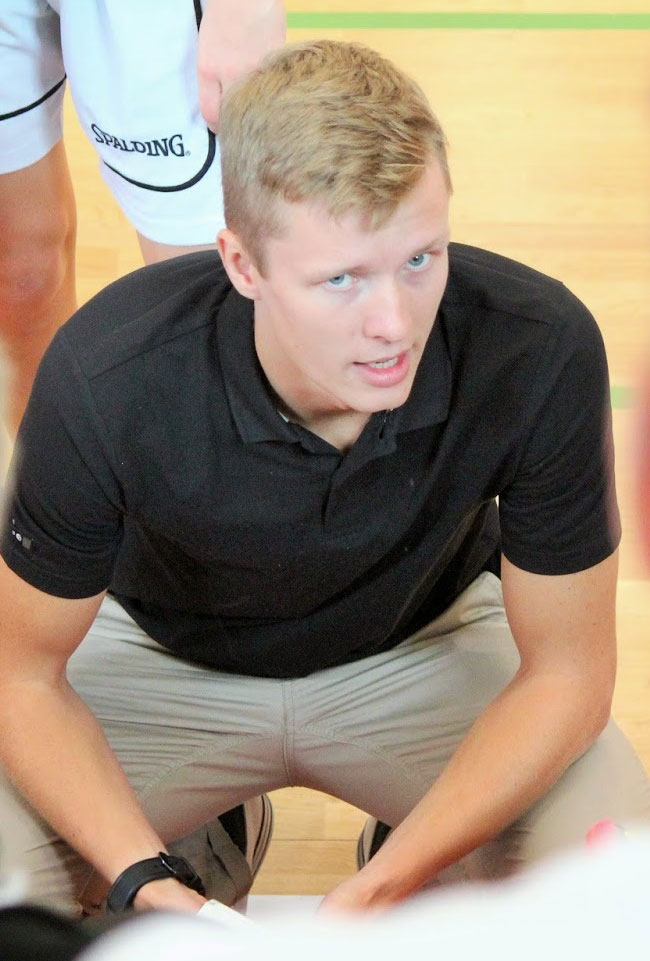 Helmi Basketin valmennustiimi kasassa