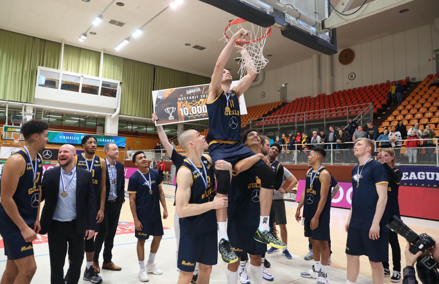 Seagullsin kapteeni Tuukka Kotti pääsi leikkaamaan sukkaa kotikentällään. Kuva: Ville Vuorinen/Korisliiga 