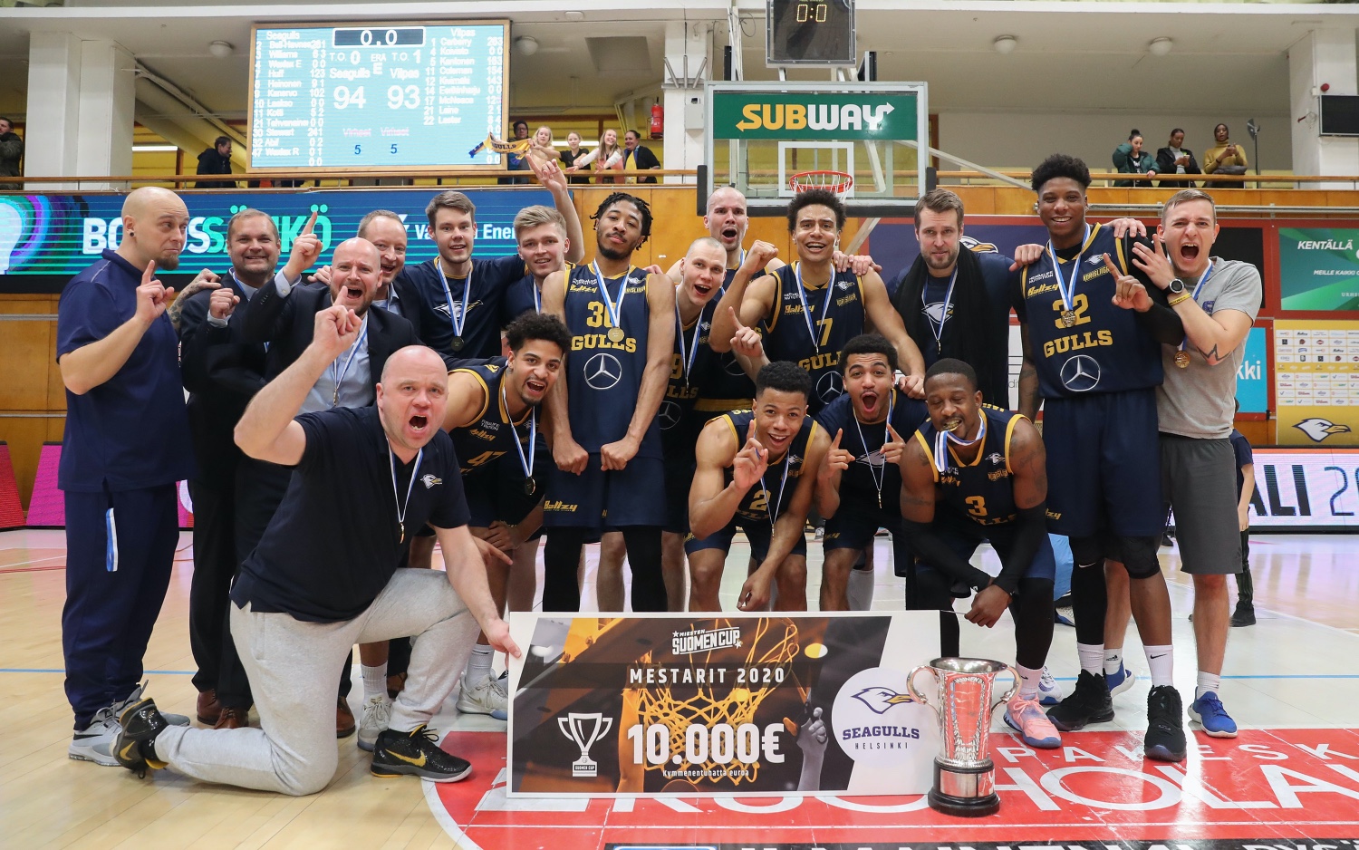 Seagulls pokkasi voitostaan 10.000 palkitošekin cup-pokaalin ja mitaleiden lisäksi. Kuva: Ville Vuorinen/Korisliiga 