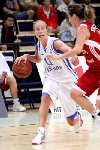 Korisnaiset käyvät Unkarin kimppuun