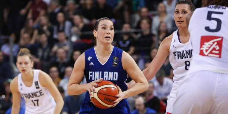 Annika Holopainen uudenlaisessa roolissa Puolassa