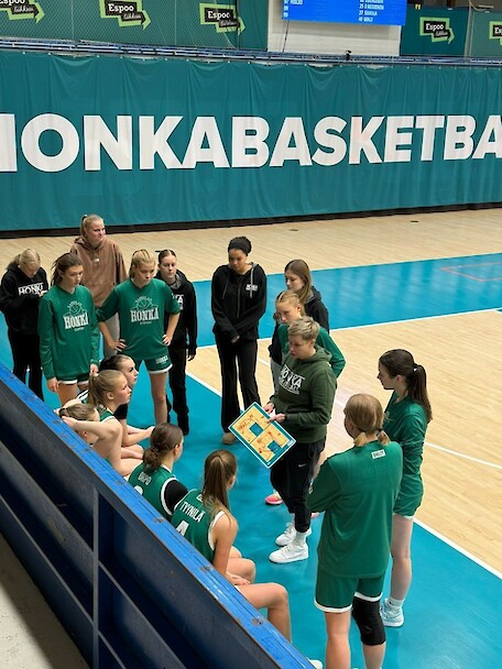 Reetta Piipari ohjeistamassa joukkojaan. Kuva: Tapiolan Honka