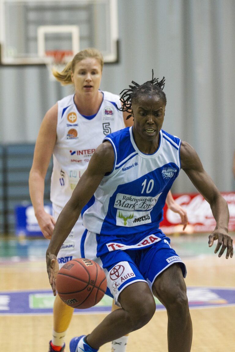 Huima pöllytti Peli-Karhuja vieraissa
