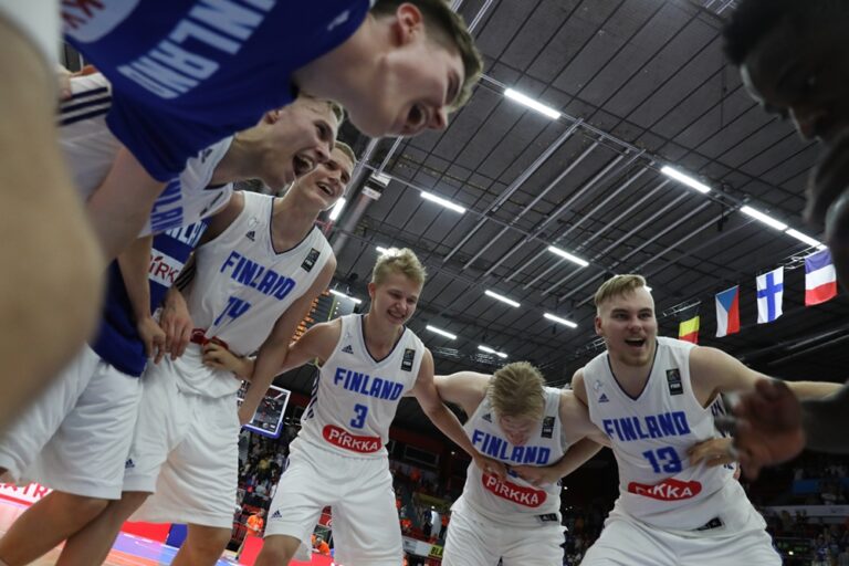 Markkas-maniaa, yleisöennätyksen hätyyttelyä ja uuden sukupolven esiinmarssi: muistoja kesän 2016 FIBA U20-kotikisoista