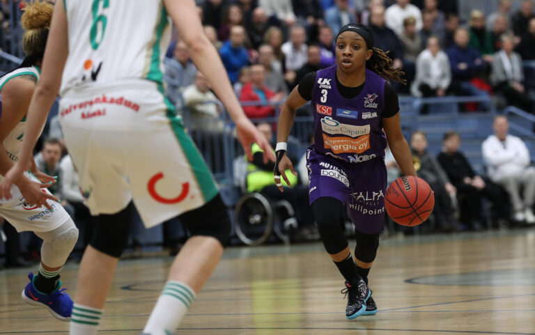 Valencia McFarland upotti Pontevan kolmen pisteen heitollaan ja vei Catzin finaaliin