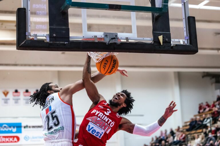 Korikuningas Ike Smith palaa Pyrintöön ja Korisliigaan