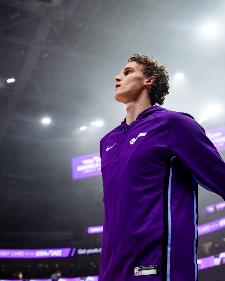 Jazz selkeään kotivoittoon Kingsistä – Markkanen 19 pistettä, 7 levypalloa